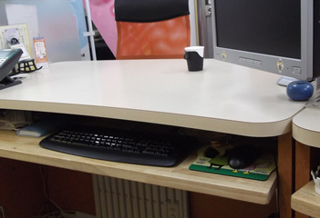 カウンターテーブルの下にキーボードや小物を置くスペースが無かったのでスタッフには大好評です