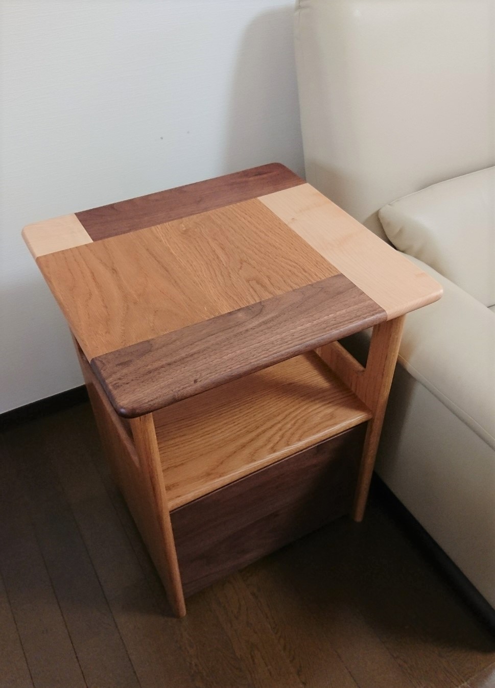速くおよび自由な サイドテーブル ハンドメイド - 机/テーブル