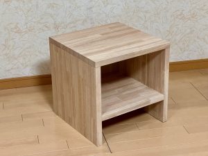 棚にもなるゴムの椅子