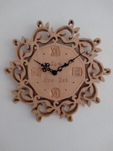 木を彫刻して製作した時計