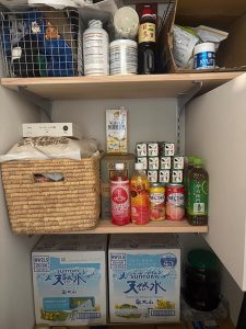パントリーの棚を檜にする