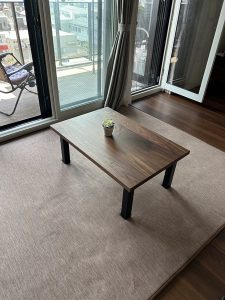 ウォールナットのテーブル