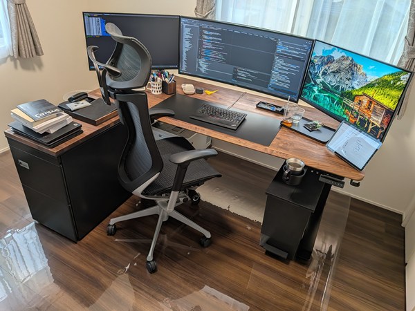 背面をカスタマイズしたデスク