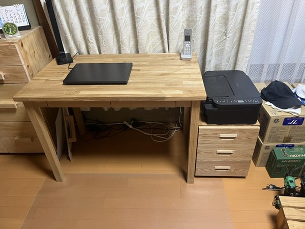 机とサイドキャビネット