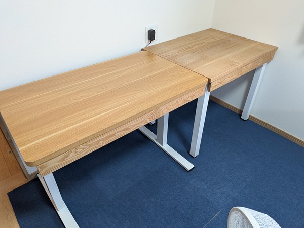 引き出し付きの作業デスク