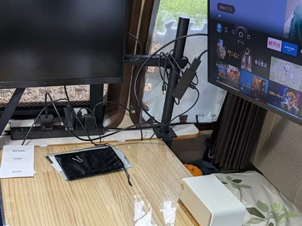 キャンピングカーのデスク