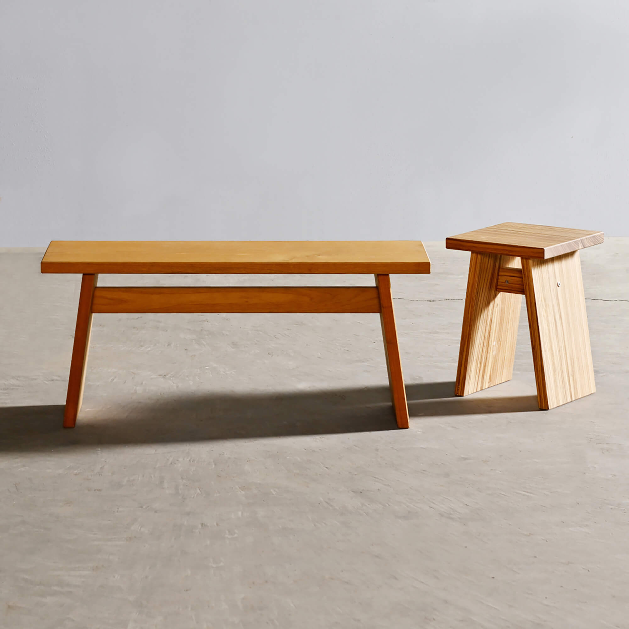 スツール／面材脚