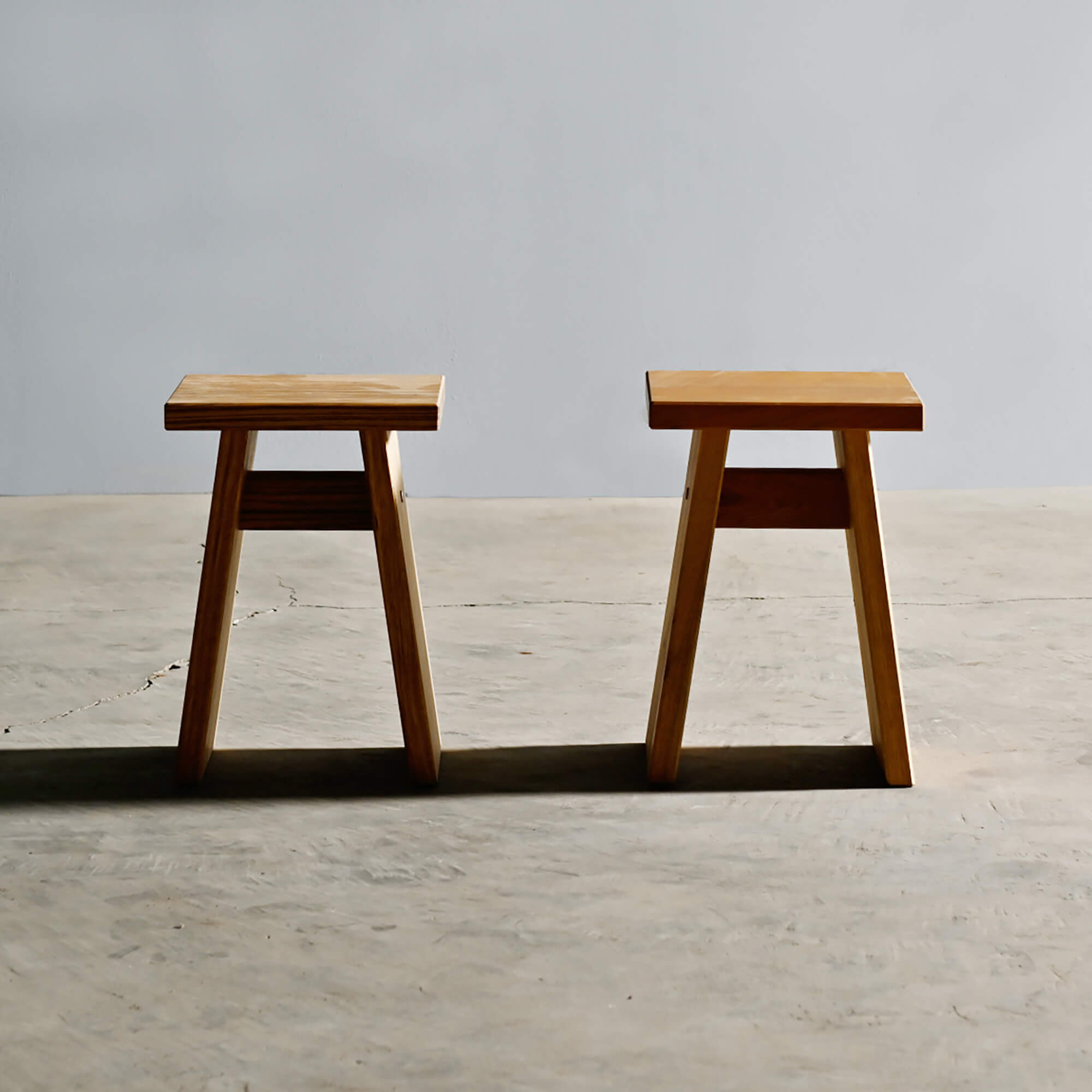 スツール／面材脚