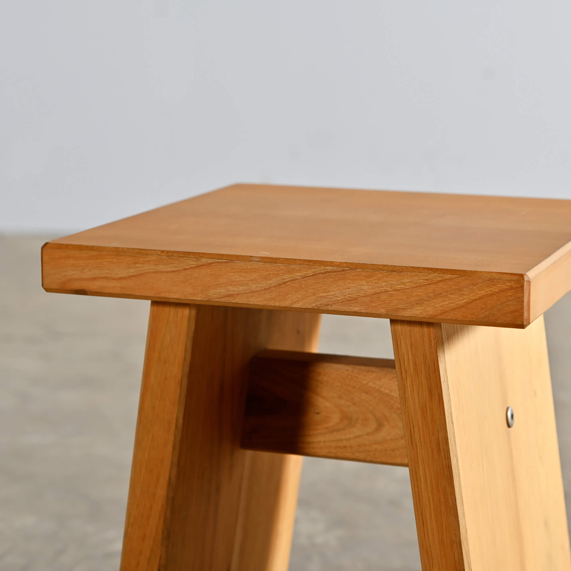 スツール／面材脚