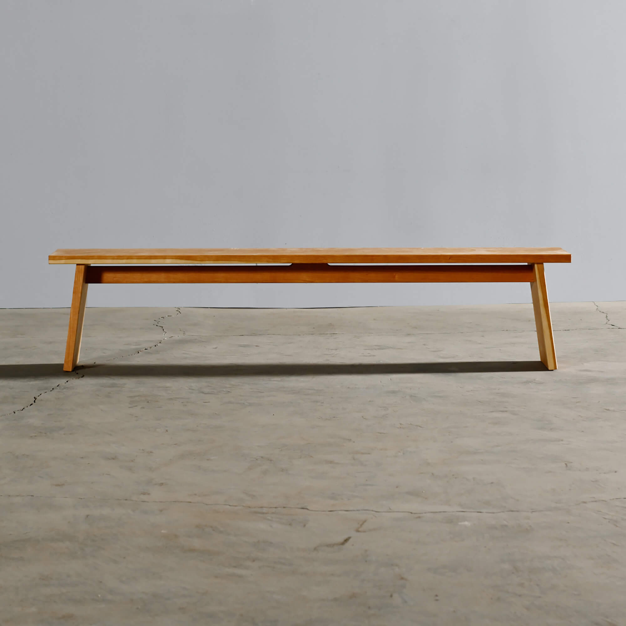 ベンチ／面材脚