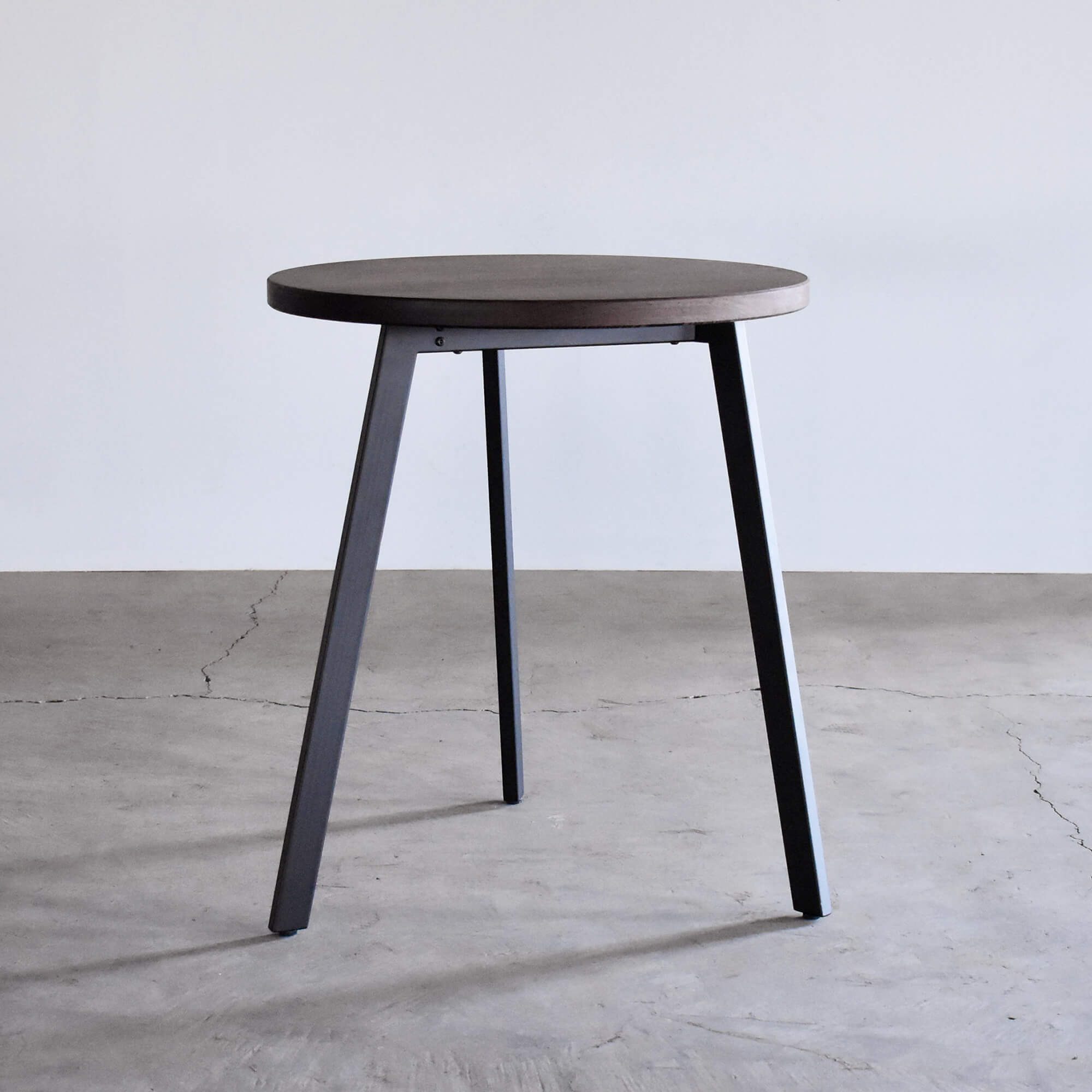 カフェテーブル／三本鉄脚