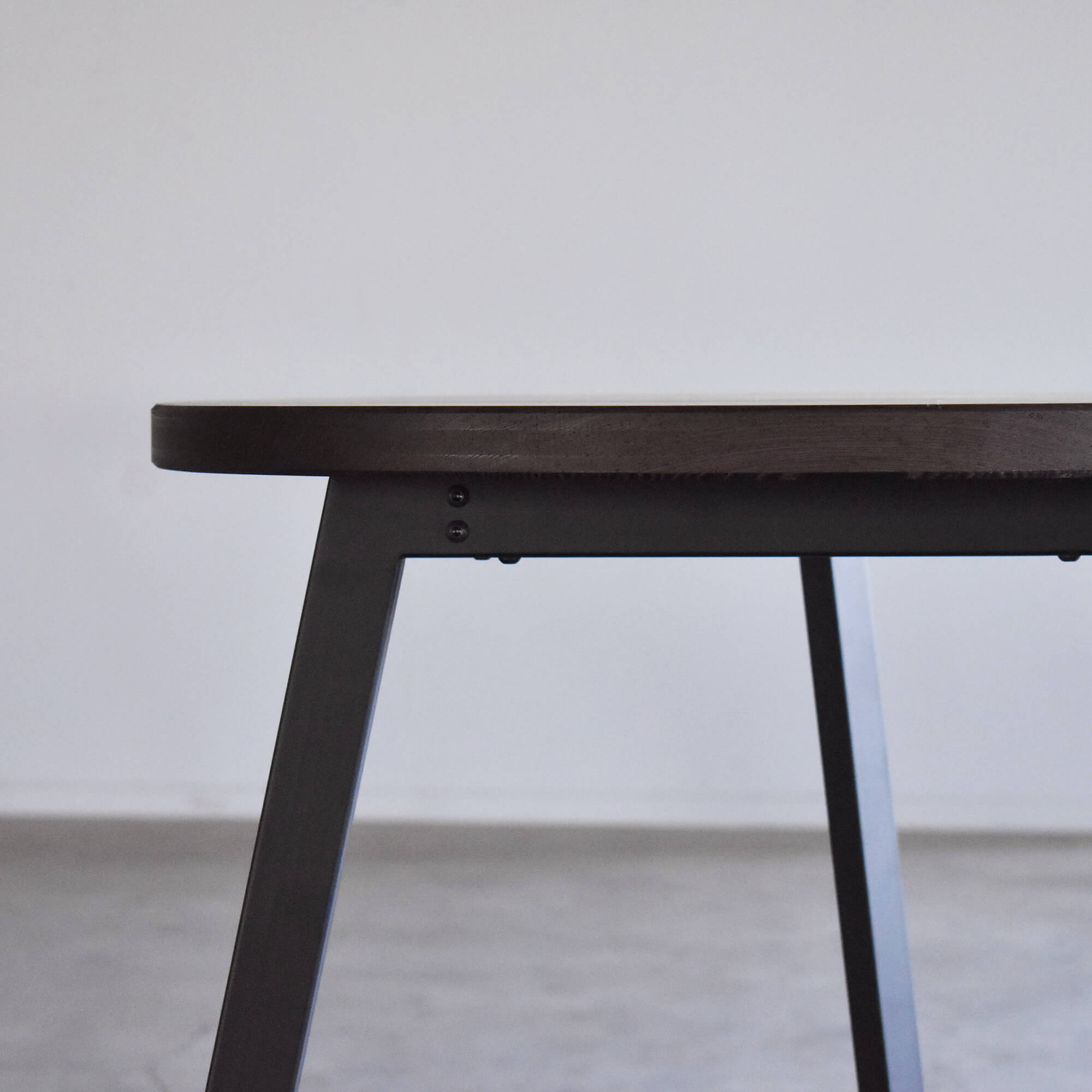 カフェテーブル／三本鉄脚